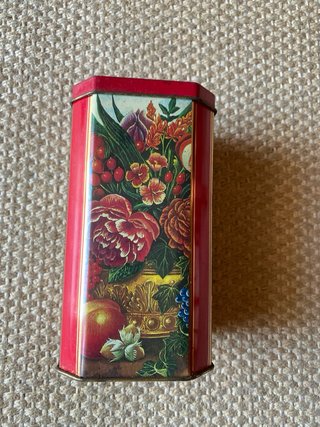 Lata antiga decorada com flores e frutas