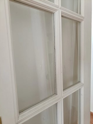 Puerta madera blanca con cristales