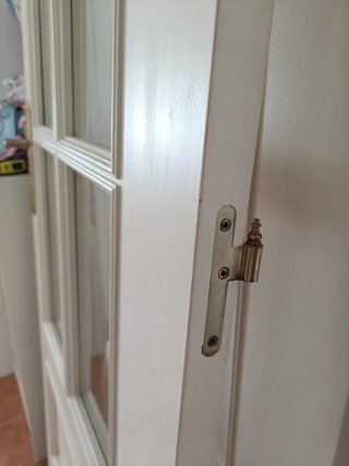 Puerta madera blanca con cristales