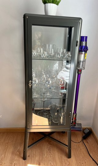 Vitrina de cristal y metal gris Ikea