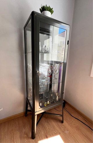 Vitrina de cristal y metal gris Ikea
