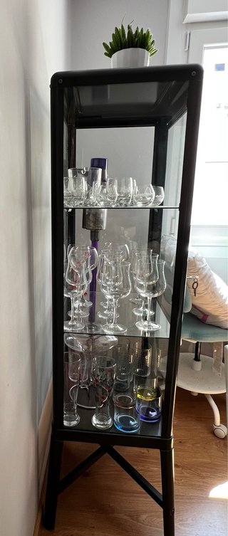 Vitrina de cristal y metal gris Ikea
