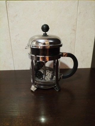 Cafetera de émbolo de cristal y acero