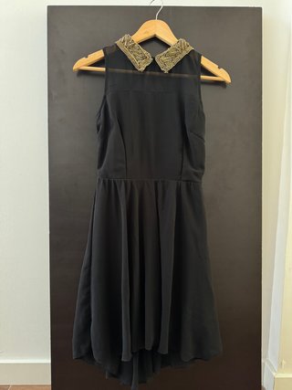 Vestido negro fiesta con cuello dorado