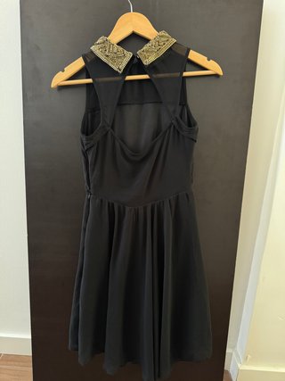Vestido negro fiesta con cuello dorado