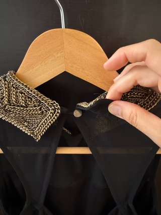 Vestido negro fiesta con cuello dorado