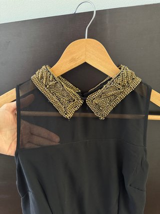 Vestido negro fiesta con cuello dorado