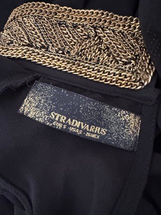 Vestido negro fiesta con cuello dorado