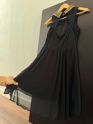 Vestido negro fiesta con cuello dorado