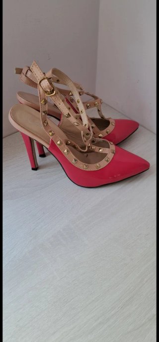 Zapatos de tacón con tachuelas