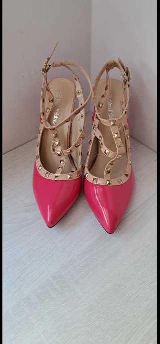 Zapatos de tacón con tachuelas