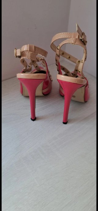 Zapatos de tacón con tachuelas
