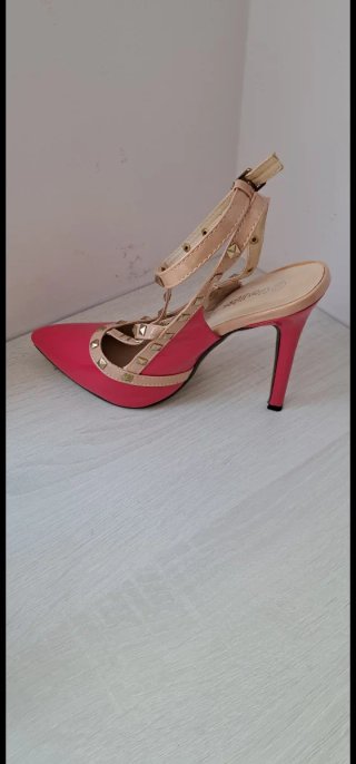 Zapatos de tacón con tachuelas