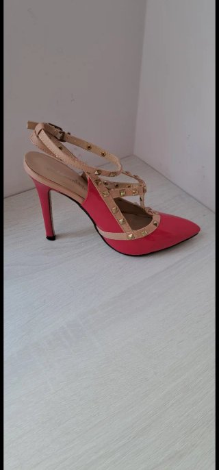 Zapatos de tacón con tachuelas