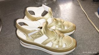 Sandalias doradas con cuña