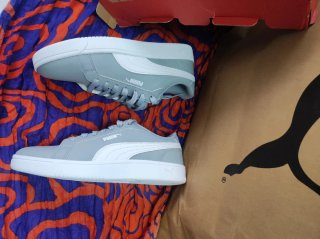 Zapatillas Puma gris logo ala blanca nuevas