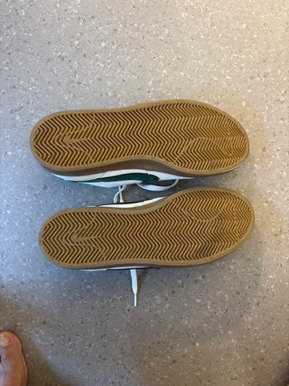 Zapatillas Nike SB blancas y verdes.