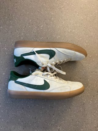 Zapatillas Nike SB blancas y verdes.