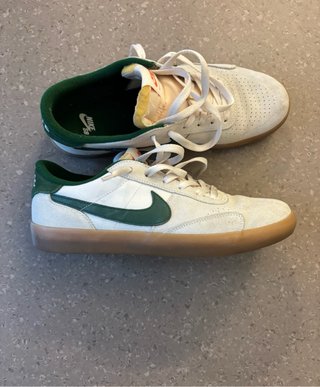 Zapatillas Nike SB blancas y verdes.