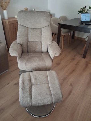 Sillón orejero tapizado beige con trazas marrones