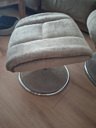 Sillón orejero tapizado beige con trazas marrones