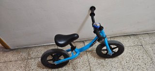 Bicicleta de equilibrio azul