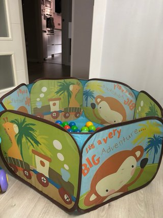 Parque de juegos infantil con bolas