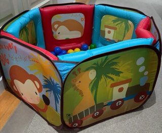 Parque de juegos infantil con bolas