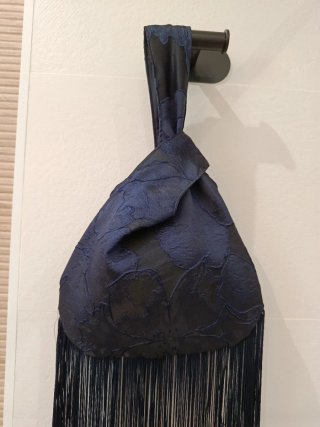 Bolso de mano con flecos azul y negro
