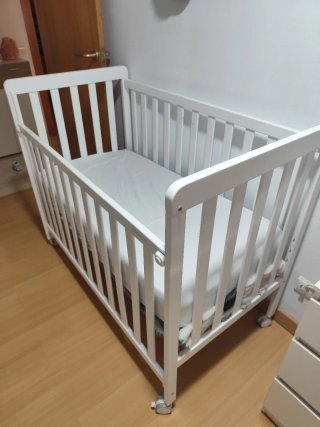 Cuna de bebé blanca