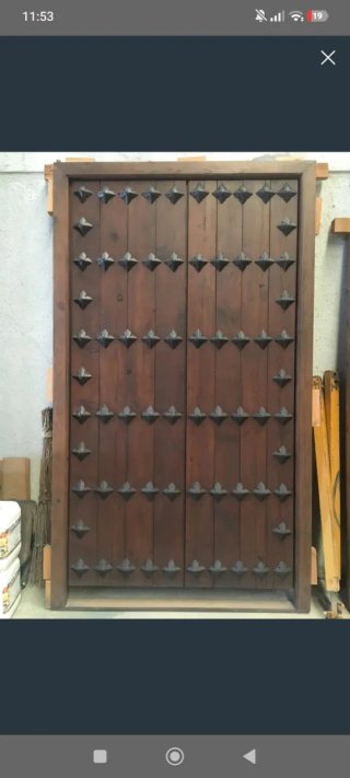 Puerta de madera rústica con herrajes