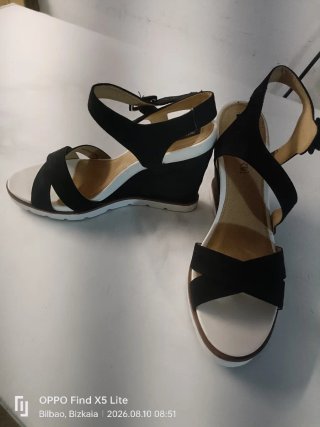 Sandalias negras con cuña y tiras cruzadas
