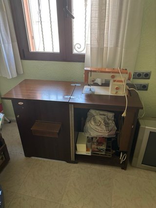 Máquina de coser Alfa vintage con mueble
