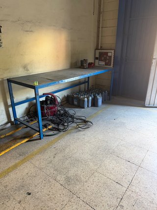 Mesa de trabajo metálica azul