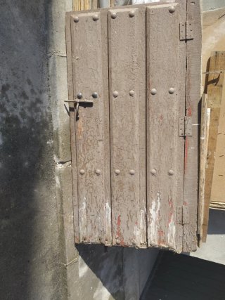 Puerta antigua de madera.recoger en villarramiel,