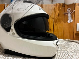Casco de moto blanco