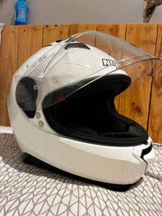 Casco de moto blanco