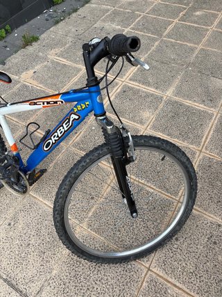 Bicicleta Orbea Azul y Blanca