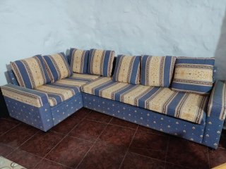 Sofá esquinero azul y beige