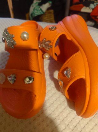 Crocs Naranja Talla 38 con Jibbitz