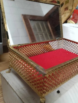 Joyero antiguo con escena romántica