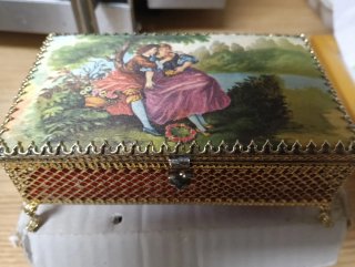 Joyero antiguo con escena romántica