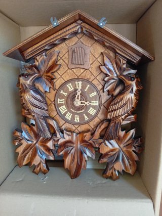 Reloj de cuco de madera tallada