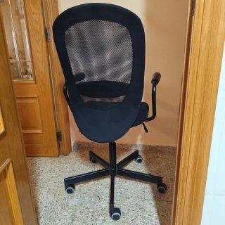 Silla oficina negra ruedas y reposabrazos Ikea