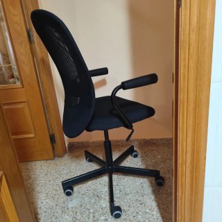 Silla oficina negra ruedas y reposabrazos Ikea