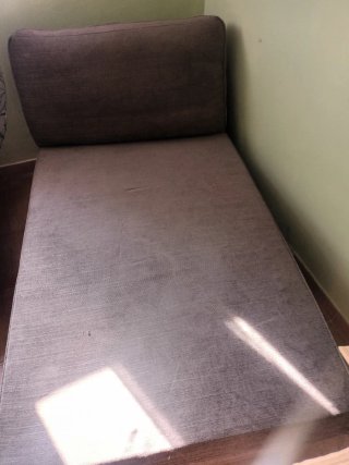 Diván gris con cojín