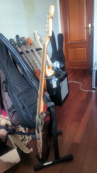 SQUIER OBEY GRAPHIC STRATOCASTER – DUNCAN DESIGNED