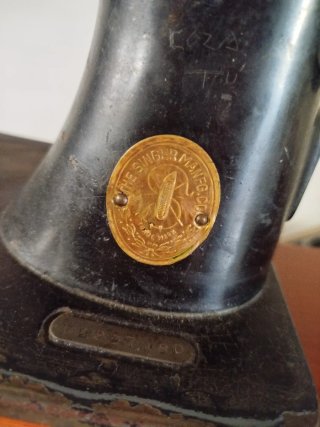 Máquina de coser antigua de sobremesa – Singer