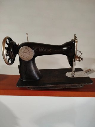 Máquina de coser antigua de sobremesa – Singer