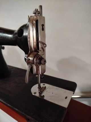 Máquina de coser antigua de sobremesa – Singer